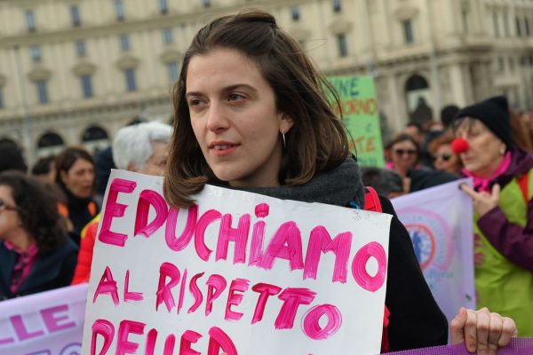 Come riconoscere la violenza economica contro le donne