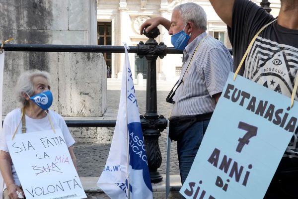 Sull’eutanasia legale gli italiani sono più avanti dei politici che dovrebbero rappresentarli
