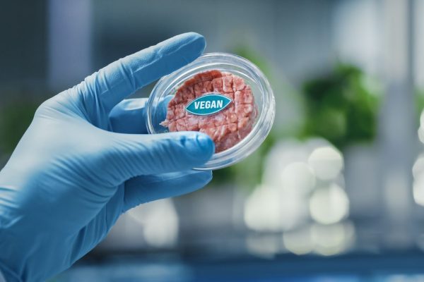 Carne coltivata, l’assalto di Coldiretti al tavolo interministeriale