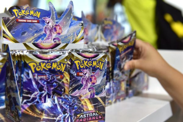 Carte Pokémon, per combattere gli scalper si vendono senza film protettivo
