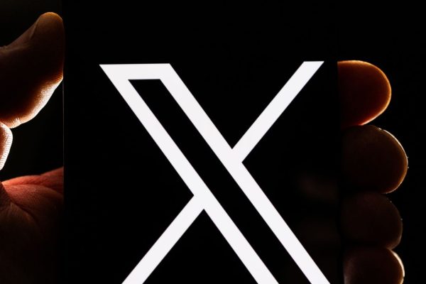 X down, Elon Musk: “Massiccio cyberattacco in corso”