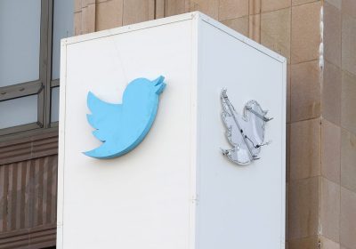 Il gigantesco logo di Twitter in vendita all’asta