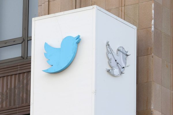 Il gigantesco logo di Twitter in vendita all’asta