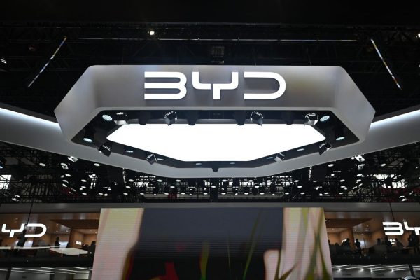 Tesla, perché Byd ha battuto l’auto elettrica di Musk. Almeno nel fatturato