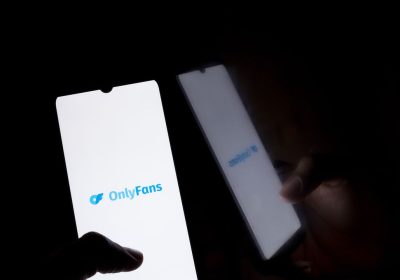 Maestra su Onlyfans a Treviso, il ministero rivedrà le norme sui social per i dipendenti