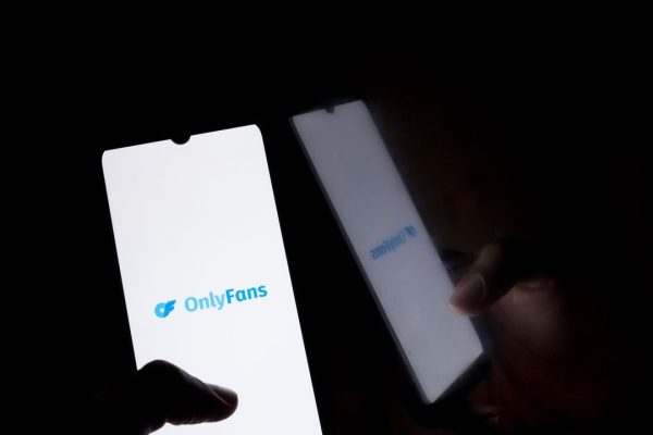 Maestra su Onlyfans a Treviso, il ministero rivedrà le norme sui social per i dipendenti