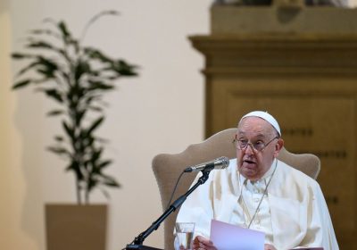 Papa Francesco ha una visione sull’intelligenza artificiale controcorrente rispetto alle big tech