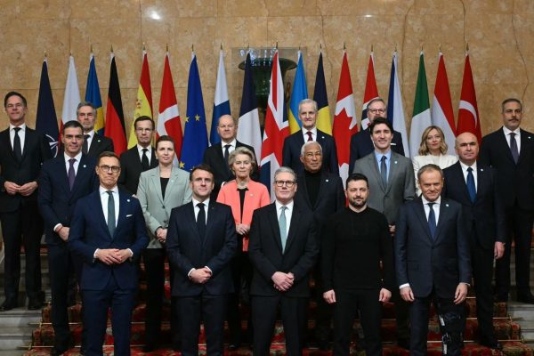 Una “coalizione di volenterosi” per l’Ucraina. Starmer e Macron guidano l’iniziativa europea per fare a meno di Washington