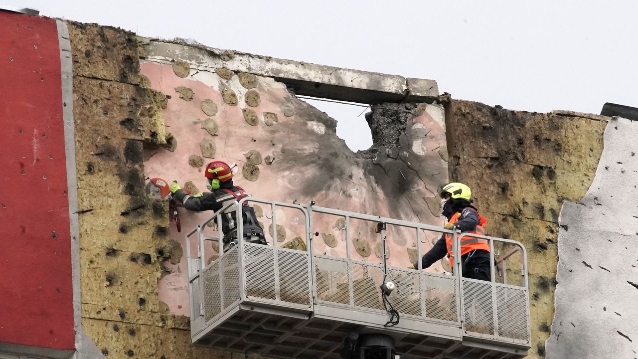 L’Ucraina colpisce Mosca con il più grande attacco con droni dall’inizio della guerra mentre la Russia l’accerchia a Kursk, a che punto è il conflitto