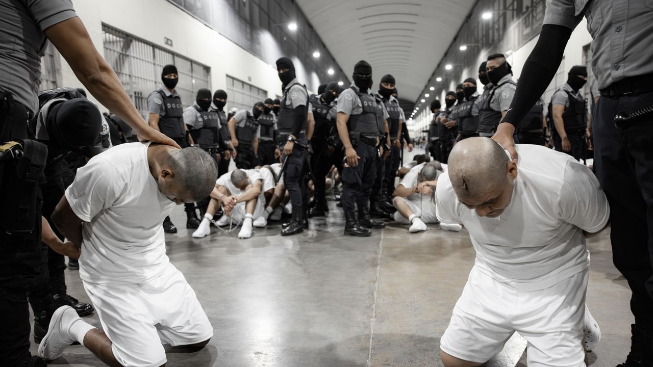 Alien enemies act, cos’è la legge del 1798 invocata da Trump per rimpatriare presunti membri di gang venezuelane