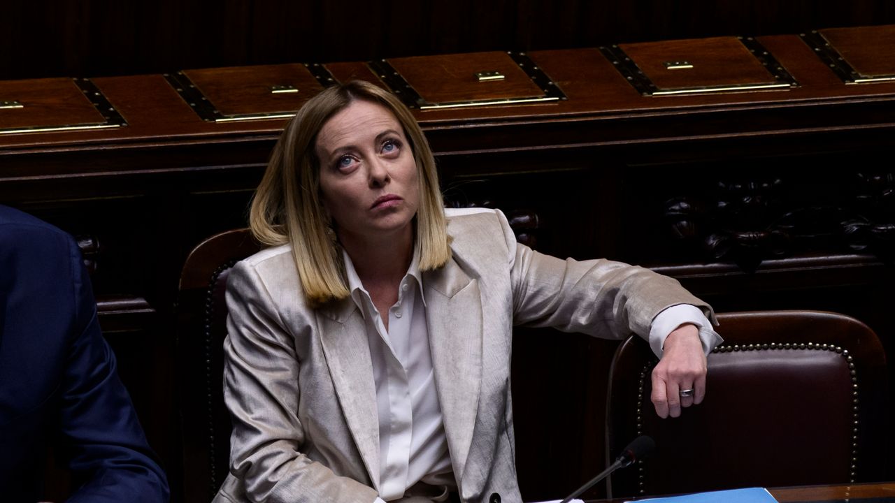 Attaccare il Manifesto di Ventotene mentre si dà carta bianca ai servizi, l’idea di libertà del governo Meloni