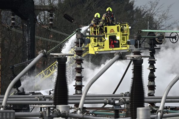 Heathrow, un devastante incendio ha bloccato l’aeroporto di Londra. Ripercussioni sui voli in tutto il mondo