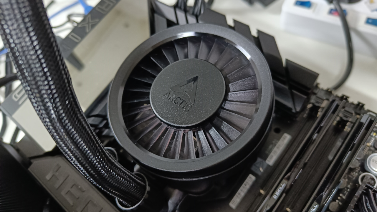 ARCTIC Liquid Freezer III Pro 360 al debutto: raffreddamento al top per le CPU Intel e AMD