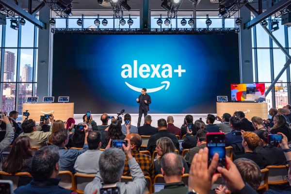 Alexa+, passo indietro sulla privacy: le conversazioni verranno inviate tutte nel cloud