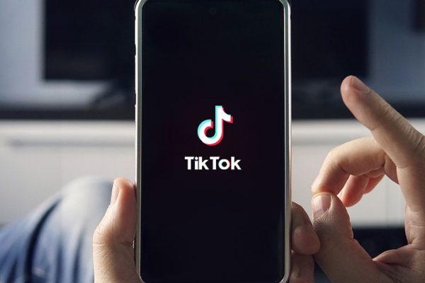 TikTok multata per 530 milioni di euro dall'UE: trasferimenti illegali di dati degli utenti verso la Cina