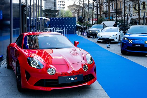 Apre Atelier Alpine A290 Lounge, lo spririto del marchio nella moderna Milano