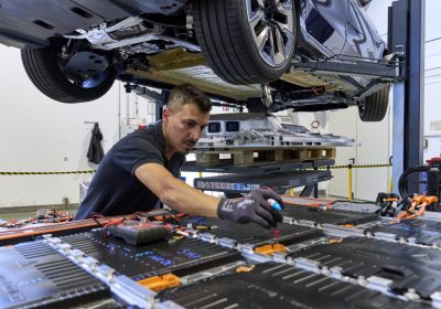 Auto elettriche e ibride in crescita, ma complessivamente si vende meno: i dati sulle immatricolazioni in UE nel 2025