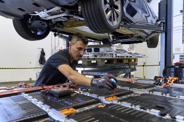 Auto elettriche e ibride in crescita, ma complessivamente si vende meno: i dati sulle immatricolazioni in UE nel 2025