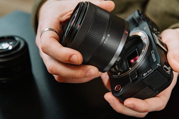 Canon alza i prezzi: comincia a sentirsi l'effetto dei dazi per le tasche dei consumatori USA