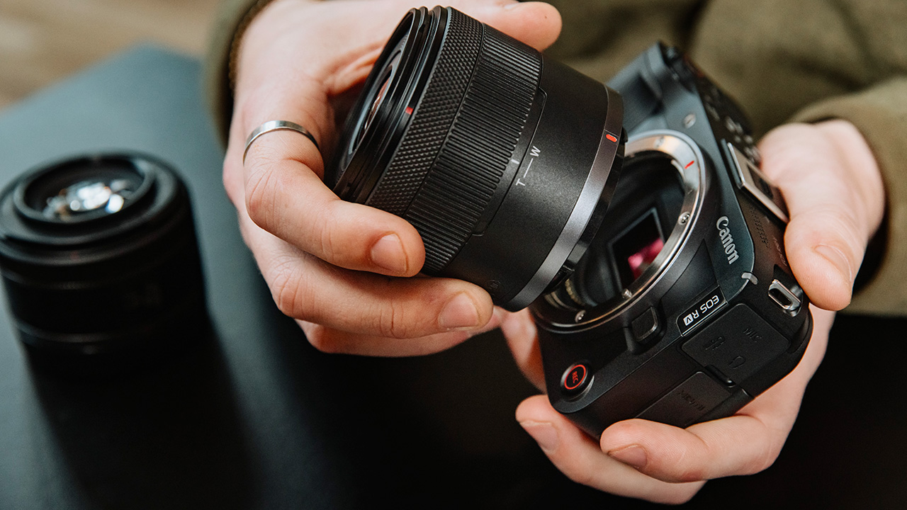 Canon alza i prezzi: comincia a sentirsi l'effetto dei dazi per le tasche dei consumatori USA