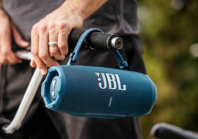 Jbl svela i nuovi speaker Flip 7 e Charge 6, stilosi, resistenti e con l’audio gestito dall’AI