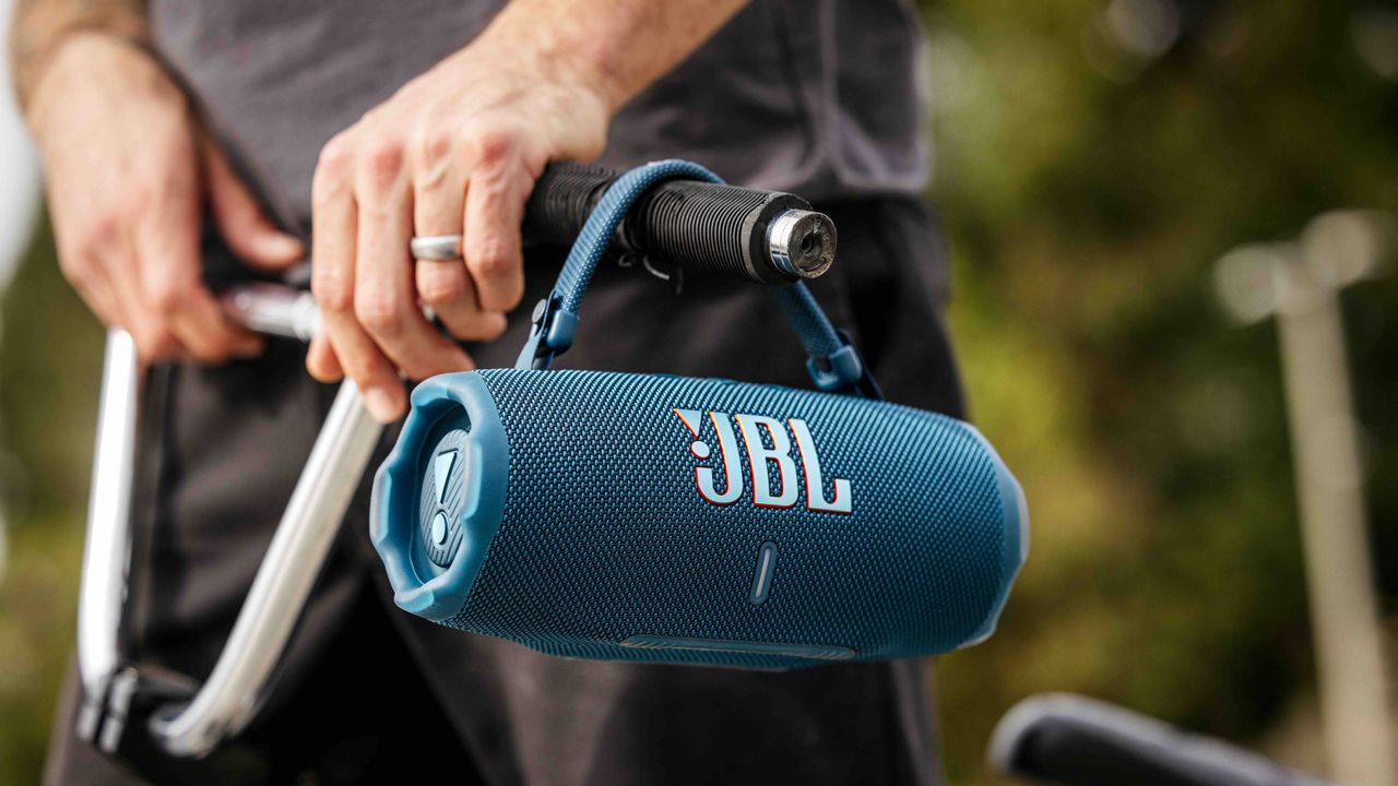 Jbl svela i nuovi speaker Flip 7 e Charge 6, stilosi, resistenti e con l’audio gestito dall’AI