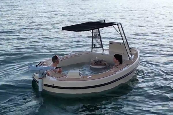 Cosa c'è di meglio di una barca elettrica? La Spacruzzi con idromassaggio incorporato