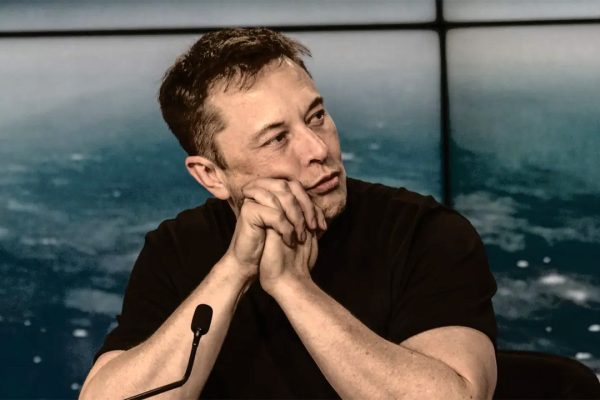 Elon Musk ha perso 29 miliardi di dollari in un giorno: il crollo di Tesla preoccupa gli investitori
