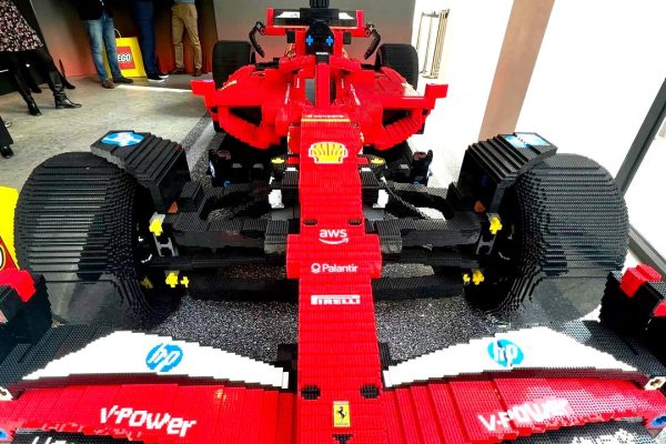 La Ferrari di Lego a grandezza naturale che girerà l’Italia