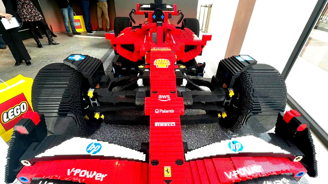 La Ferrari di Lego a grandezza naturale che girerà l’Italia