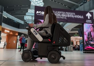 Aeroporto di Fiumicino, una sedia a guida autonoma porta al gate i passeggeri a ridotta mobilità