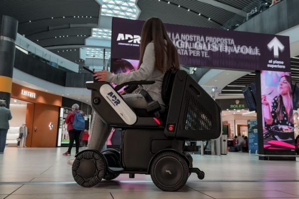 Aeroporto di Fiumicino, una sedia a guida autonoma porta al gate i passeggeri a ridotta mobilità