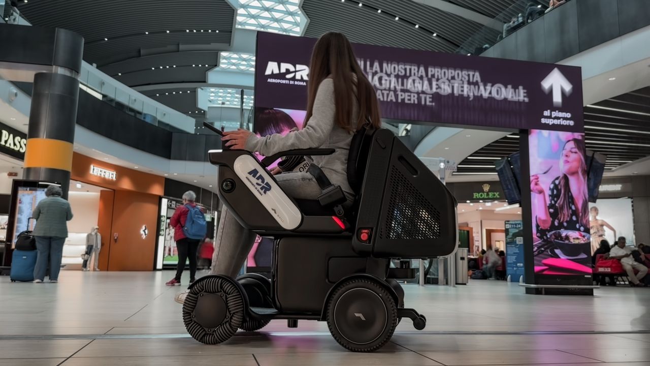 Aeroporto di Fiumicino, una sedia a guida autonoma porta al gate i passeggeri a ridotta mobilità