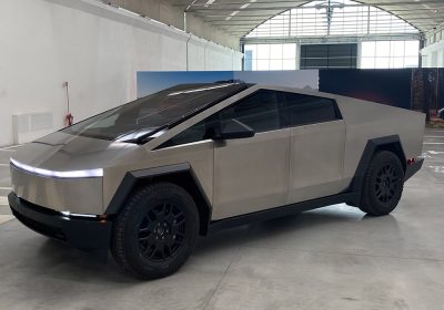 Tesla lancia il Cybertruck RWD: meno costoso, ma più povero nelle dotazioni