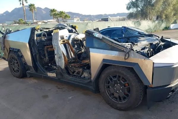 Il Cybertruck esploso a Las Vegas spunta in un'asta. Tesla non l'ha ricomprato?