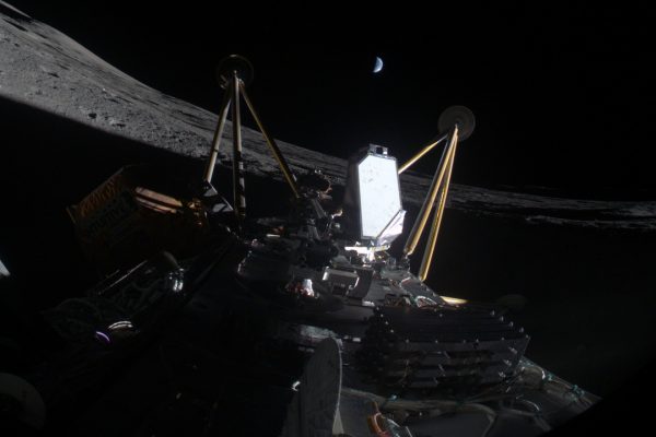 Il lander Intuitive Machines Athena è atterrato, di lato, in un cratere sulla Luna: missione terminata