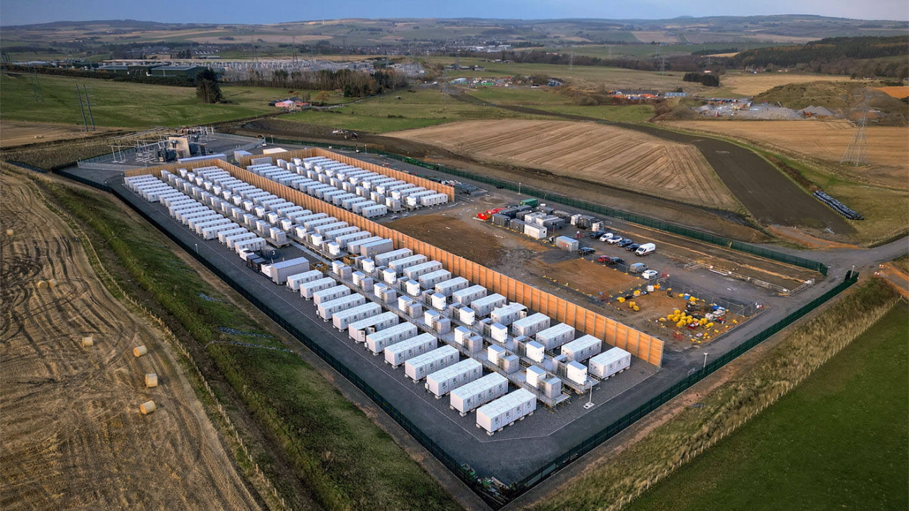 Il più grande impianto di batterie d’Europa entra in funzione in Scozia