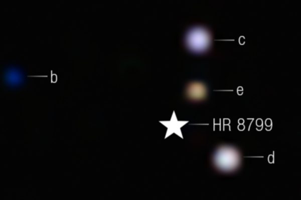 Il telescopio spaziale James Webb ha catturato un'immagine sorprendente del sistema planetario HR 8799