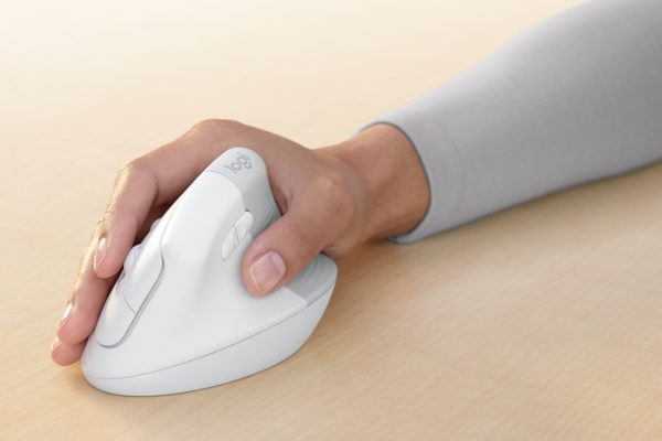 L'ottimo mouse verticale Lift e altre periferiche Logitech in offerta: come migliorare postura e comfort spendendo poco e senza rinunciare alla qualità