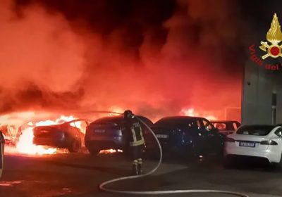 La follia contro Tesla è arrivata a Roma? Incendio con 17 auto distrutte