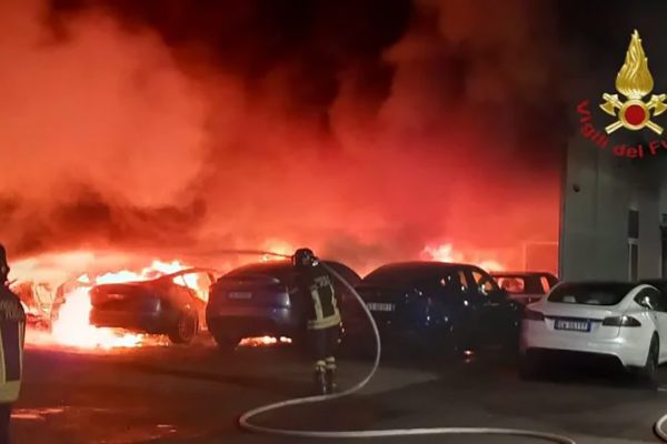 La follia contro Tesla è arrivata a Roma? Incendio con 17 auto distrutte