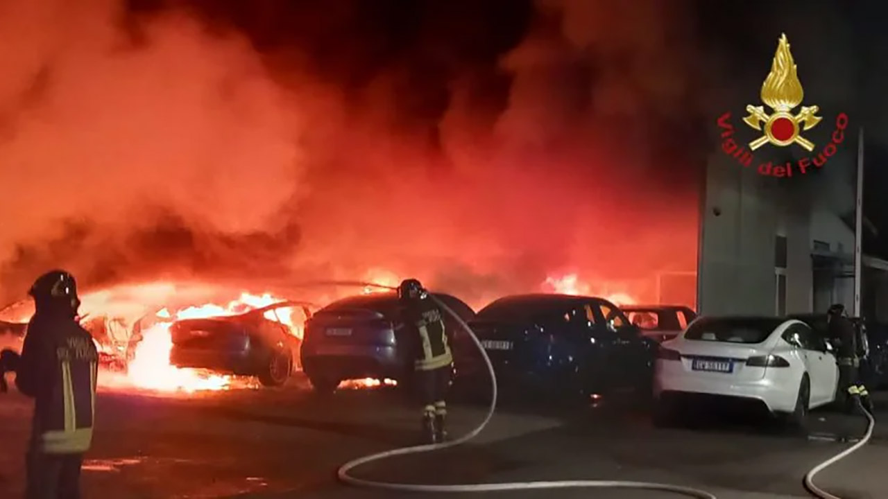 La follia contro Tesla è arrivata a Roma? Incendio con 17 auto distrutte