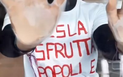 La protesta contro Tesla anche in Italia: attivisti a Milano si incatenano e incollano le mani alle vetrine