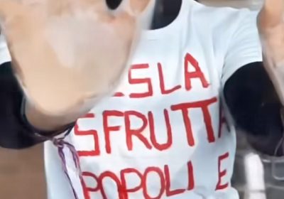 La protesta contro Tesla anche in Italia: attivisti a Milano si incatenano e incollano le mani alle vetrine
