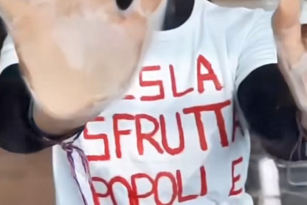 La protesta contro Tesla anche in Italia: attivisti a Milano si incatenano e incollano le mani alle vetrine