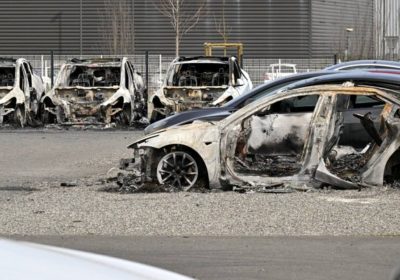 La protesta contro Tesla arriva in Europa in modo grave: incendio doloso in Francia