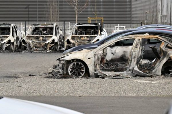 La protesta contro Tesla arriva in Europa in modo grave: incendio doloso in Francia