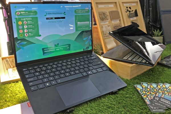 Lenovo presenta nuovi portatili concept innovativi al Mobile World Congress: anche un notebook a ricarica solare!