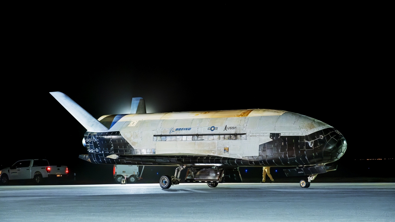 La Space Force ha lanciato lo spazioplano militare Boeing X-37B con un razzo Falcon 9 di SpaceX
