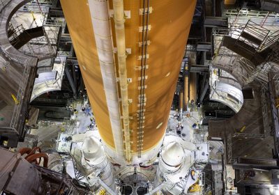 Lo stadio principale del razzo spaziale NASA SLS per la missione Artemis II è stato integrato